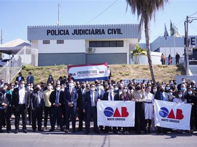 Foto da Notícia: OAB-MT realiza desagravo em favor de advogada que foi presa em diligência policial